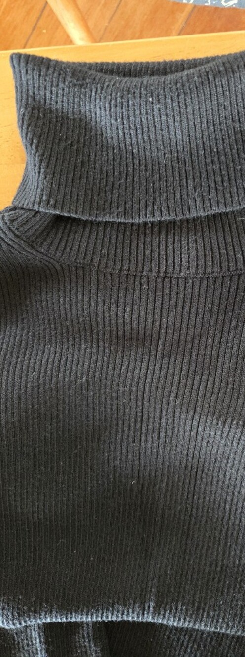 EXPRESS Women's Soft Black Turtleneck Sweater. Like New. - Picture 3 of 10